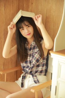 女生只穿一根线还小的三个点